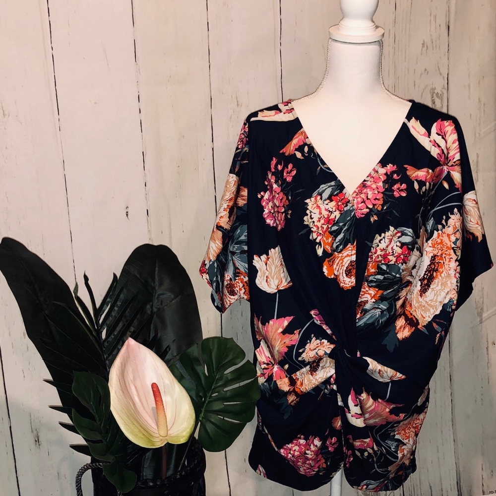 SHORT SLEEVE V-NECK TWISTED TOP